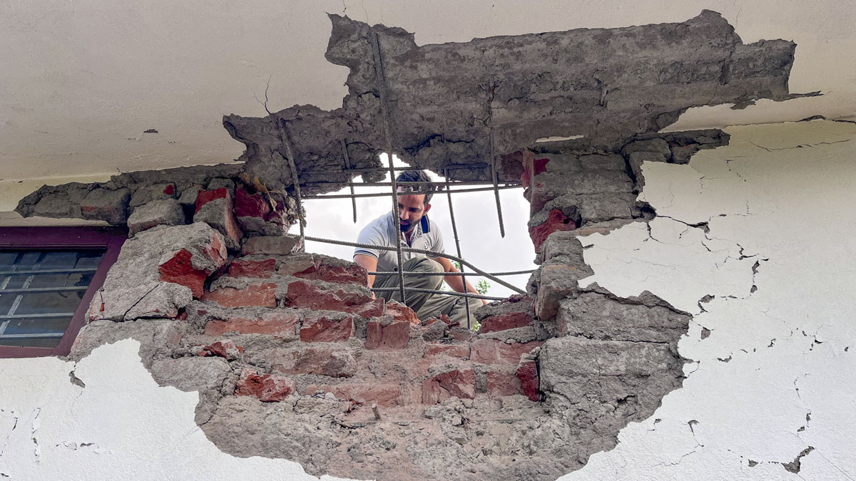 ଅପରେସନ ସିନ୍ଦୂର: ପାକିସ୍ତାନର ଅବାଧ ଗୁଳିମାଡ଼ରେ ୧୩ ଜଣଙ୍କ ମୃତ୍ୟୁ, ୫୦ ରୁ ଅଧିକ ଆହତ, ଜାମ୍ମୁ କାଶ୍ମୀର ସୀମାନ୍ତ ଅଞ୍ଚଳରୁ ଶହ ଶହ ଲୋକ ସ୍ଥାନାନ୍ତରିତ