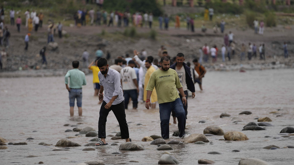 ପହଲଗାମ ଆତଙ୍କବାଦୀ ଆକ୍ରମଣ: ଭାରତ ସିନ୍ଧୁ ଜଳ ଚୁକ୍ତିନାମା ସ୍ଥଗିତ କରିବା ପରେ ଚେନାବ ନଦୀର ପ୍ରବାହ ହ୍ରାସ ପାଇବାରୁ ସ୍ଥାନୀୟ ଲୋକମାନେ ନଦୀପଠାକୁ ଆସୁଛନ୍ତି